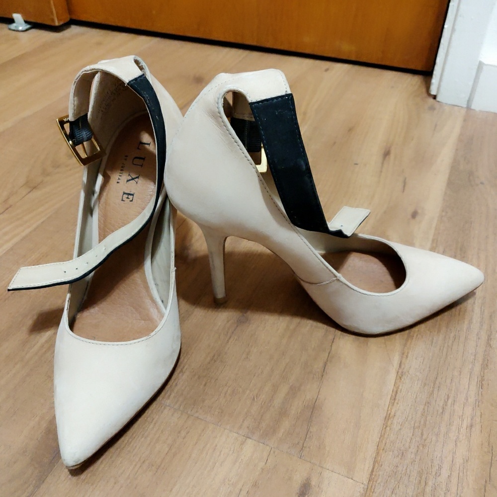 Nude pumps